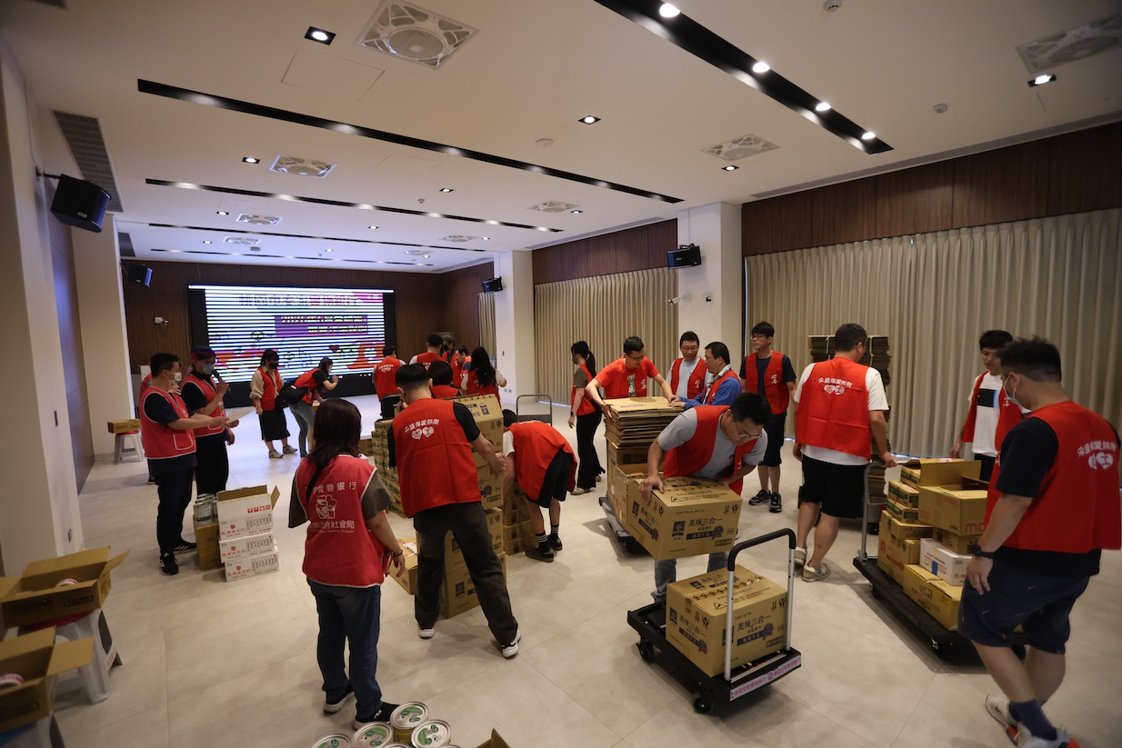 聽取實物銀行工作人員解說流程
