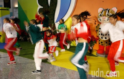 [聯合新聞網]萌小孩街舞在桃機 采盟「花迎台灣 歡迎耶誕」