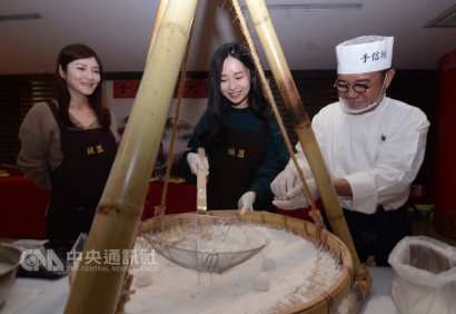 [中央社]桃機旅客親手搖元宵湯圓 感受濃濃節味
