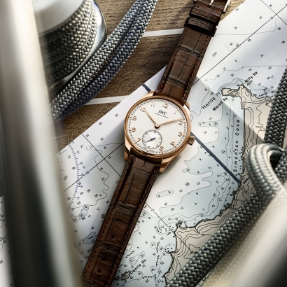 IWC萬國錶葡萄牙系列的標誌性設計融入小巧自動腕錶