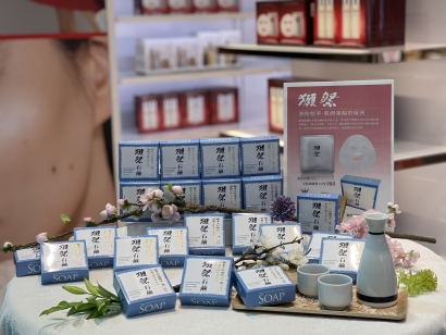 Tasa Meng introduces Dassai soap at Taoyuan International Airport T2