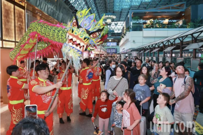 桃機「龍馬舞春」請來巨龍凌空飛舞 旅客駐足圍觀喜拿造型燈籠