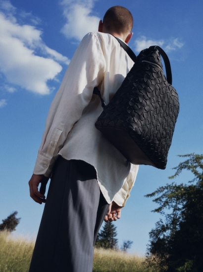 Testoni編織包傳承自然之美，散發優雅流動的生命動感